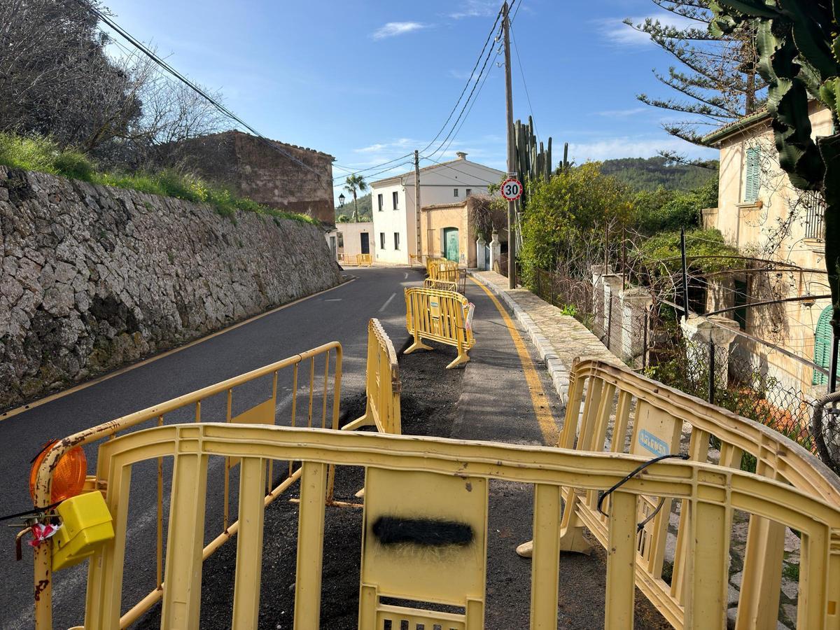 La renovación de la red de agua de Sa Coma ha iniciado con la apertura de parte de la calzada.