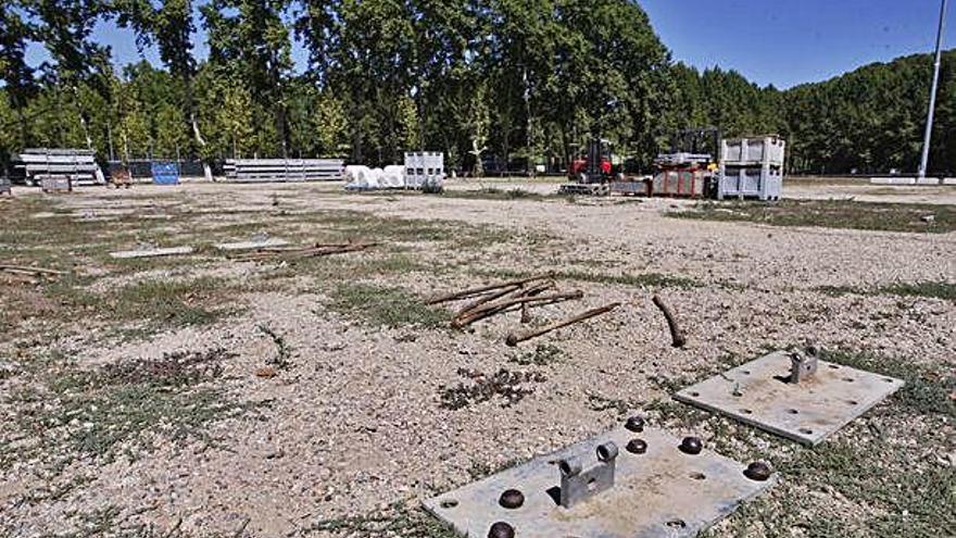 Les plaques que sustentaran la carpa de la Fira de Mostres ja estan instal·lades al Camp de Mart de la Devesa.