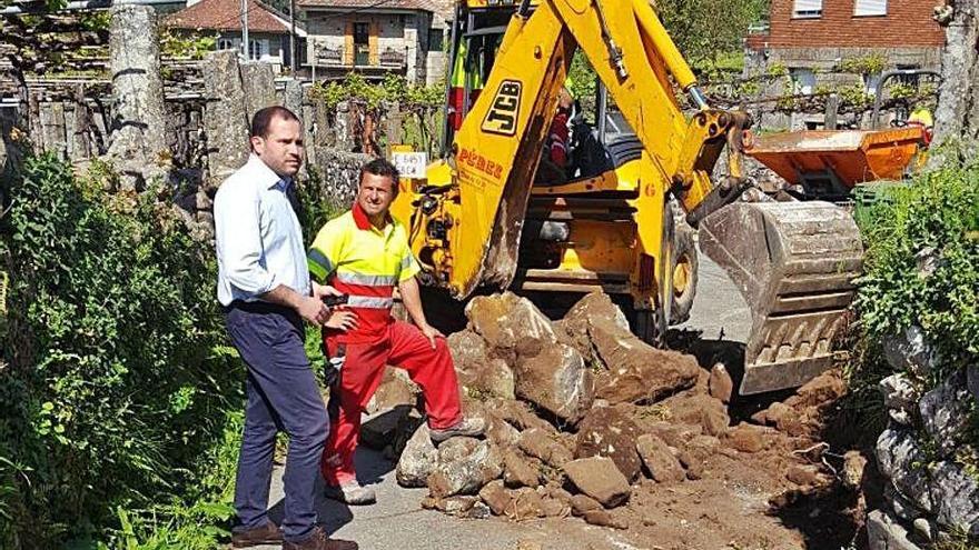 El alcalde Cubela, revisando obras de instalalación de fibra óptica.