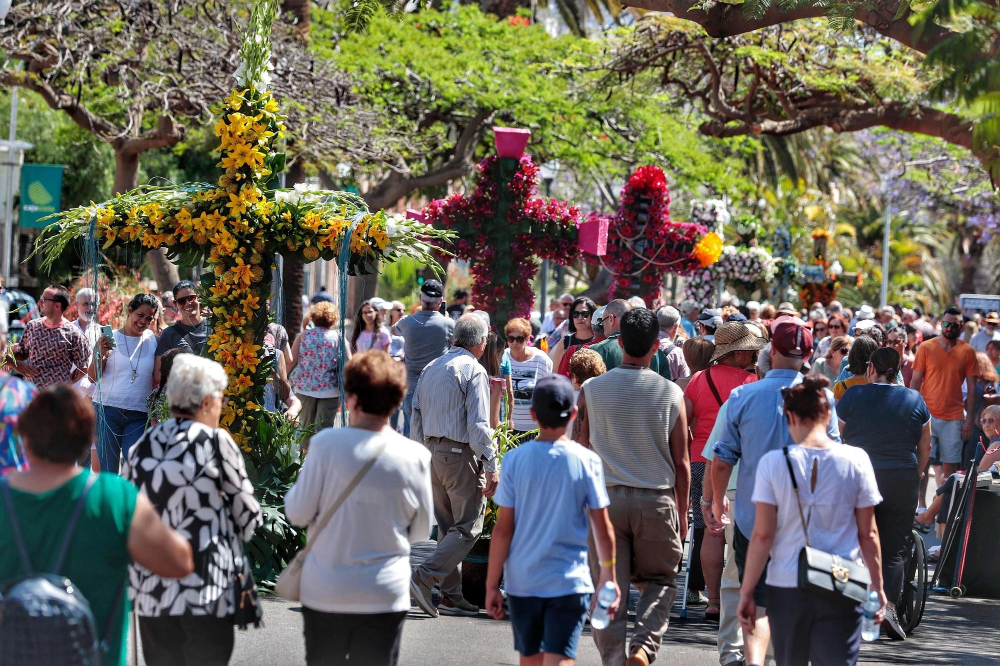 Recorrido del alcalde por las cruces que se muestran en la Rambla y el Paseo Las Tinajas