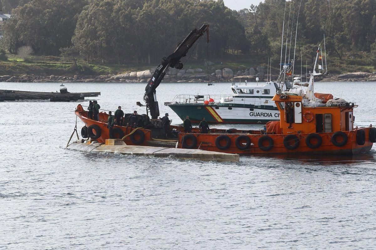 Operación de reflotado del narcosubmarino en la ría de Arousa