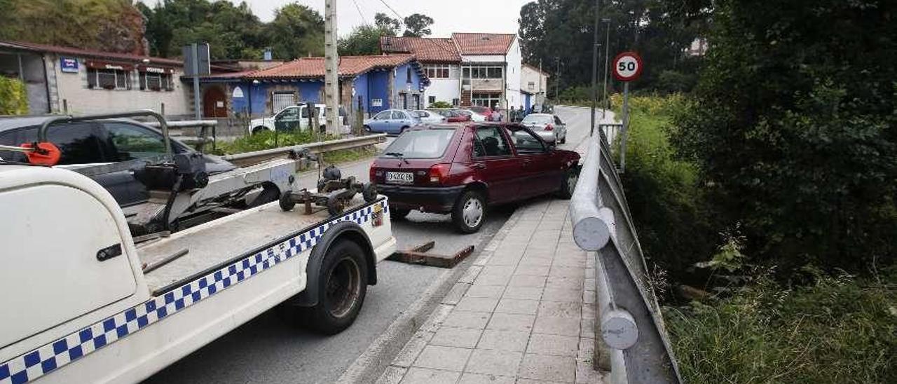 El coche supuestamente robado en Avilés que utilizaron los ladrones y que terminó estampado en Molleda.