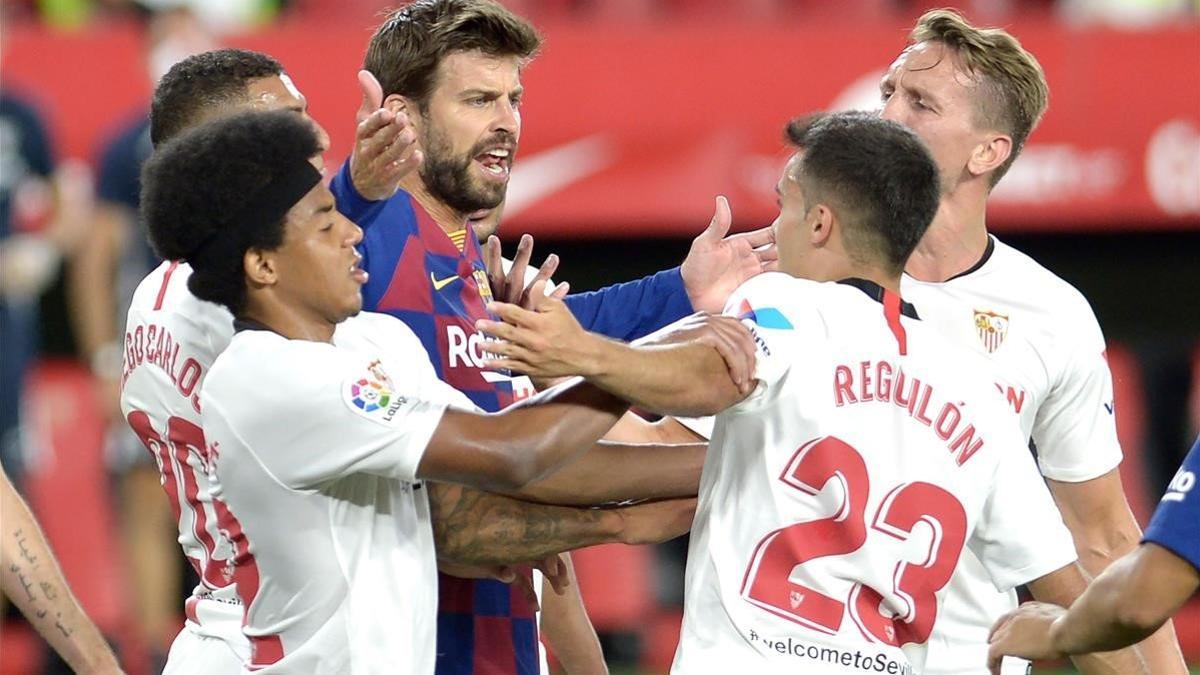 Piqué discute forcejando con Reguilón en presencia de otros jugadores del Sevilla.