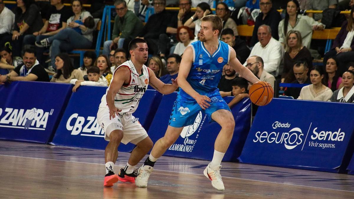 Jacob Round encara a un rival