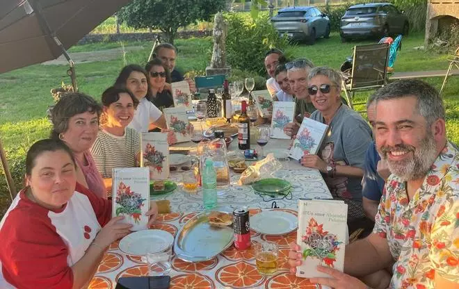 El club Lurpias de Vigo lee con mesa y mantel en Cuntis