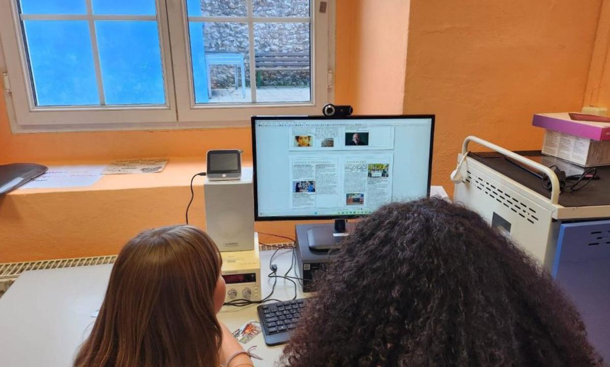 Dos rapacines, maquetando’l periódicu.