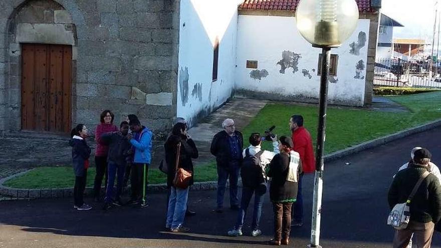 Participantes no obradoiro ante Santa María de Oza e tamén durante a gravación dunha peza audiovisual nas Xubias.