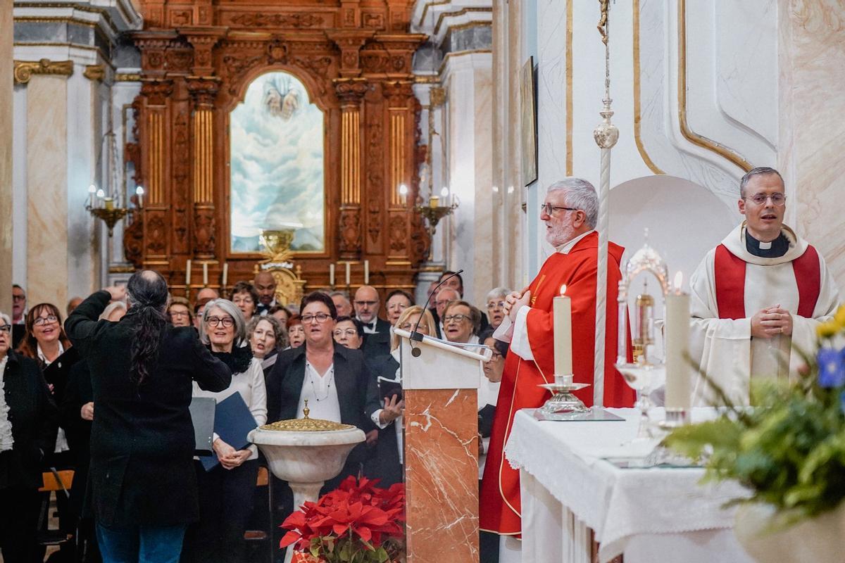 La missa cantada en Potries presidida per la relíquia de Sant Blai