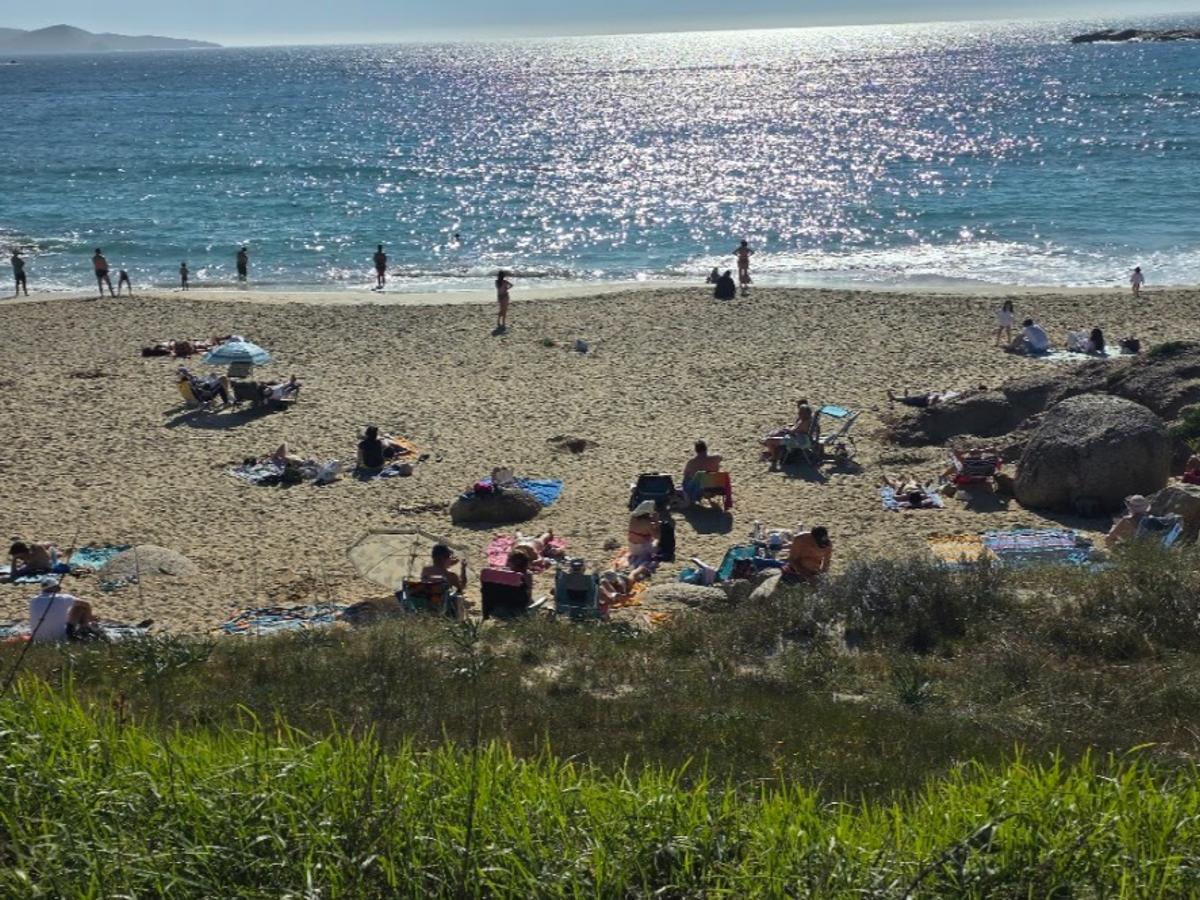 Las playas lucen una imagen veraniega en Viernes Santo. Las playas lucen una imagen veraniega en Viernes Santo.