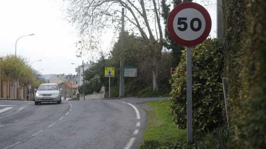 Señal que limita a 50 kilómetros por hora entre Mera y la vía ártabra. / carlos pardellas