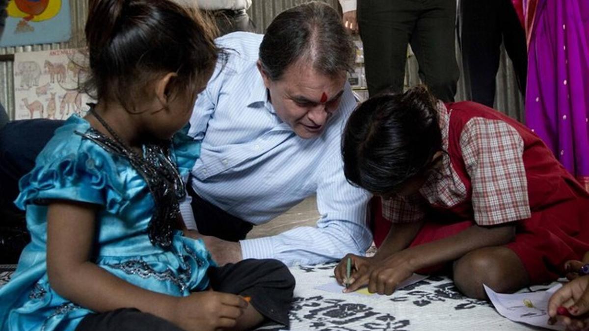 Artur Mas conversa con dos niñas en una escuela para hijos de obreros en Pune, este jueves.