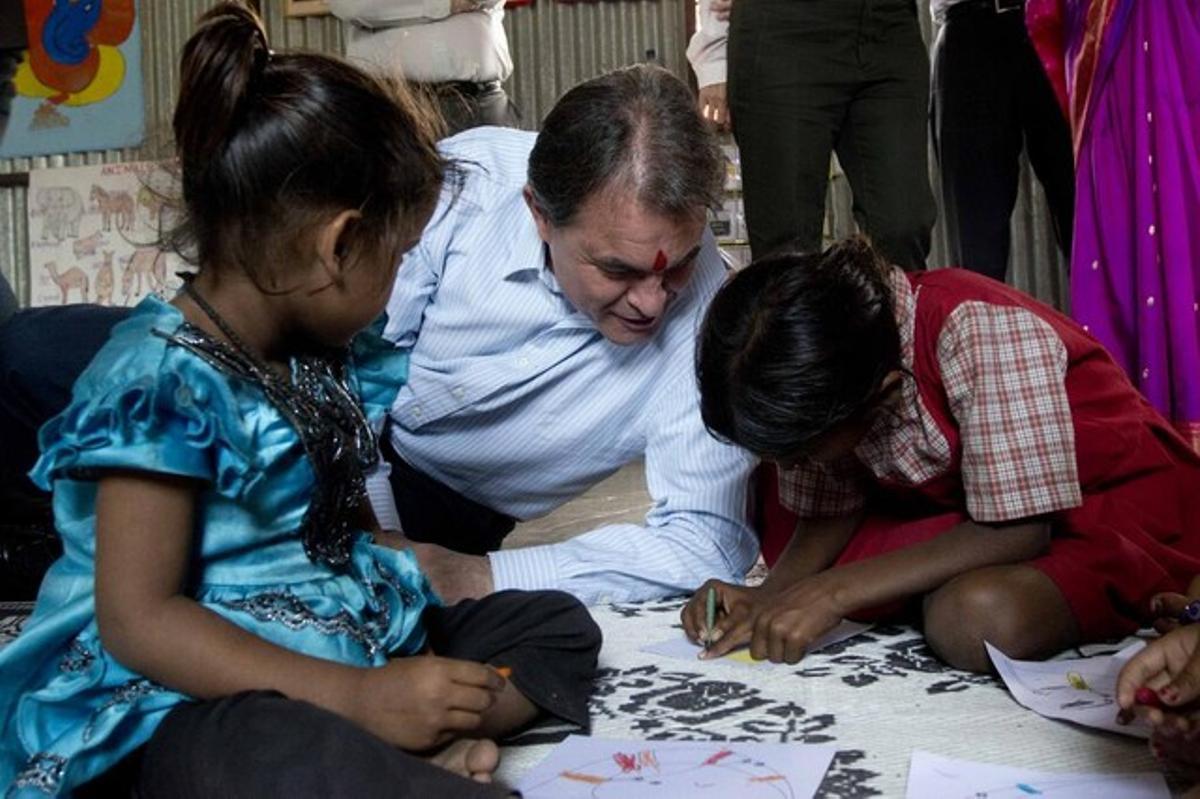 Artur Mas conversa amb dues nenes en una escola per a fills d’obrers a Pune, aquest dijous.