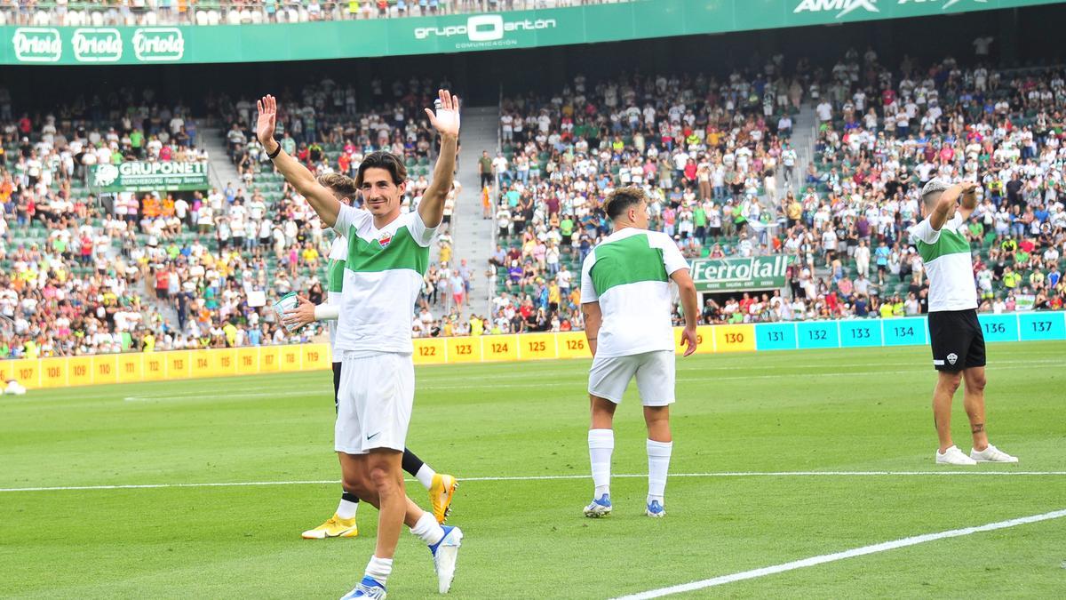 Pere Milla aplaude a la afición, durante el último partido frente al Getafe