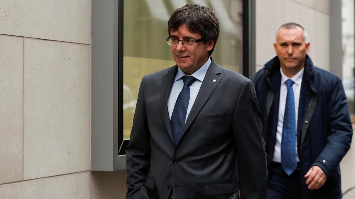 Carles Puigdemont trasladándose a pie por Bruselas.