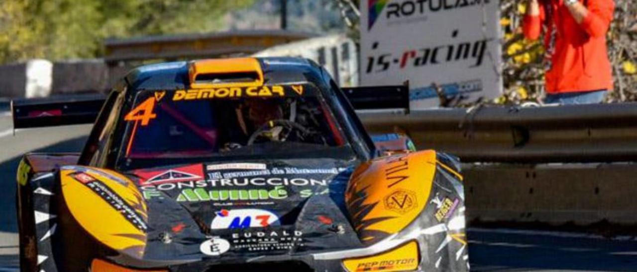 Imagen de la pasada edición y coche con el que correrá Jorge Pradas. | LEVANTE-EMV