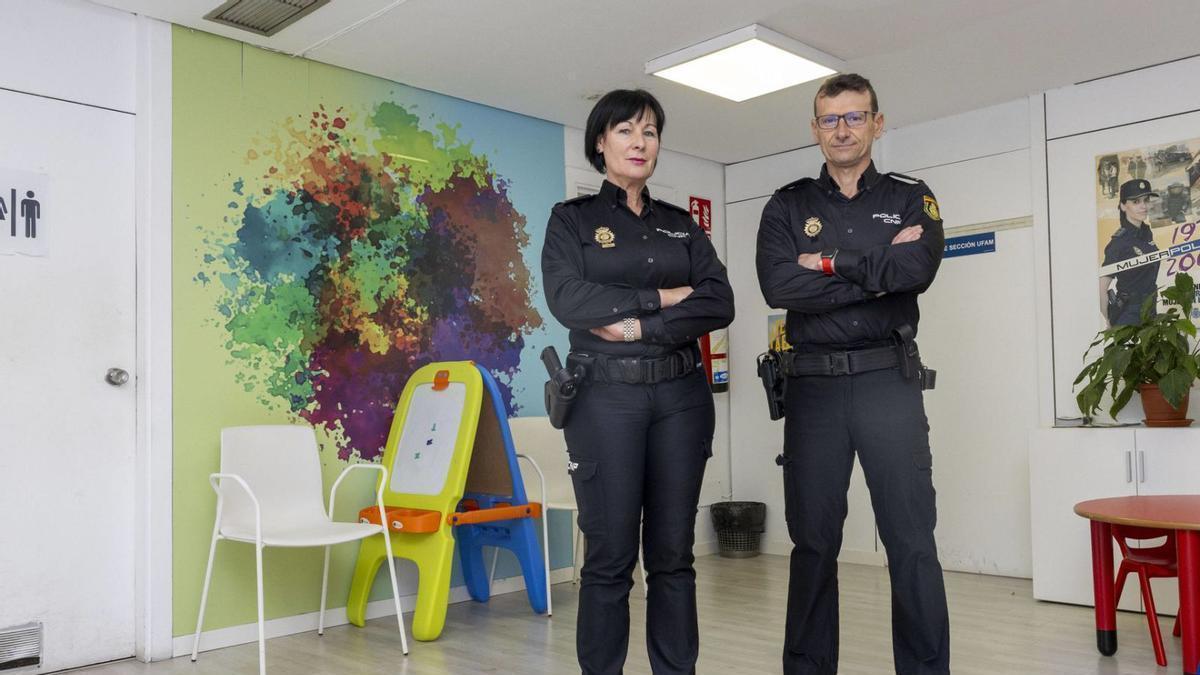 Los inspectores de la UFAM de Policía Nacional Rocío Soleto y Pedro López.