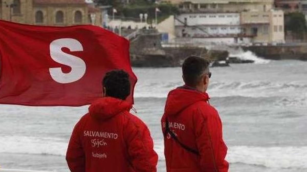 Socorristas de Salvamento de Gijón, en la playa de San Lorenzo.