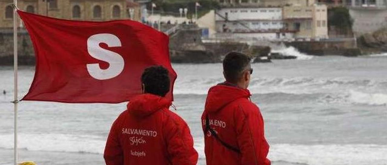 Socorristas de Salvamento de Gijón, en la playa de San Lorenzo.