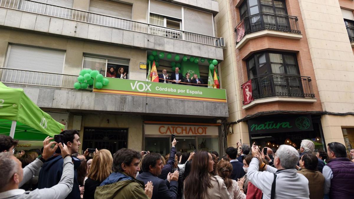 Militantes y simpatizantes aplauden a Ortega Smith durante la inauguración de la sede de Vox.