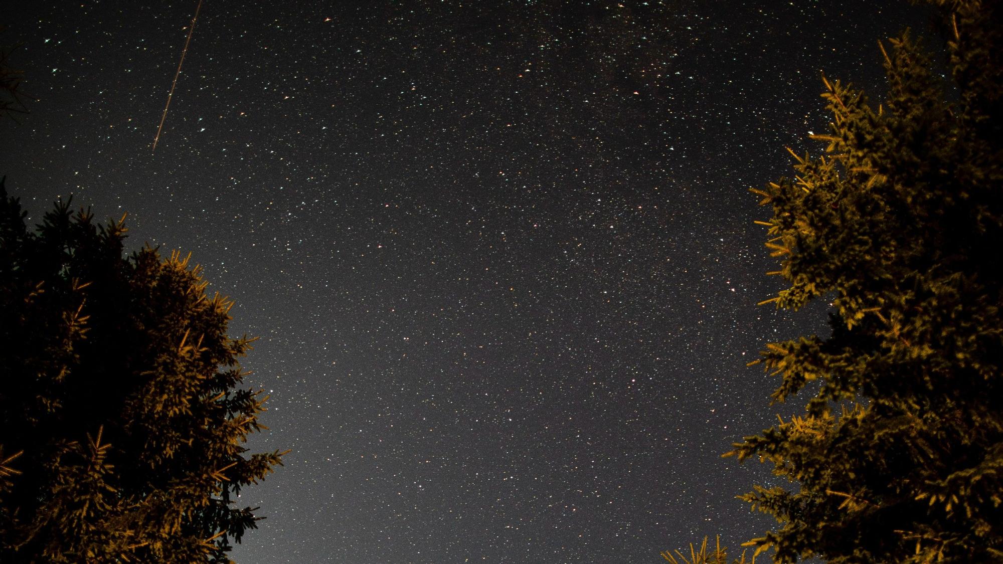 Cielo con estrellas y lluvia de meteoros