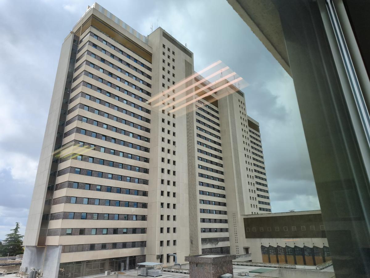 Vista trasera del edificio principal del Gómez Ulla, donde se encuentran aislados los españoles del MV Hondius.