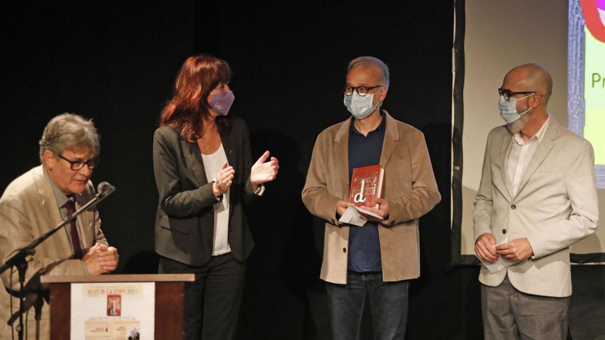 El llibreter Guillem Terribas, l’alcaldessa Marta Madrenas i els premiats Daniel Cid i Òscar Palazón. | ANIOL RESCLOSA