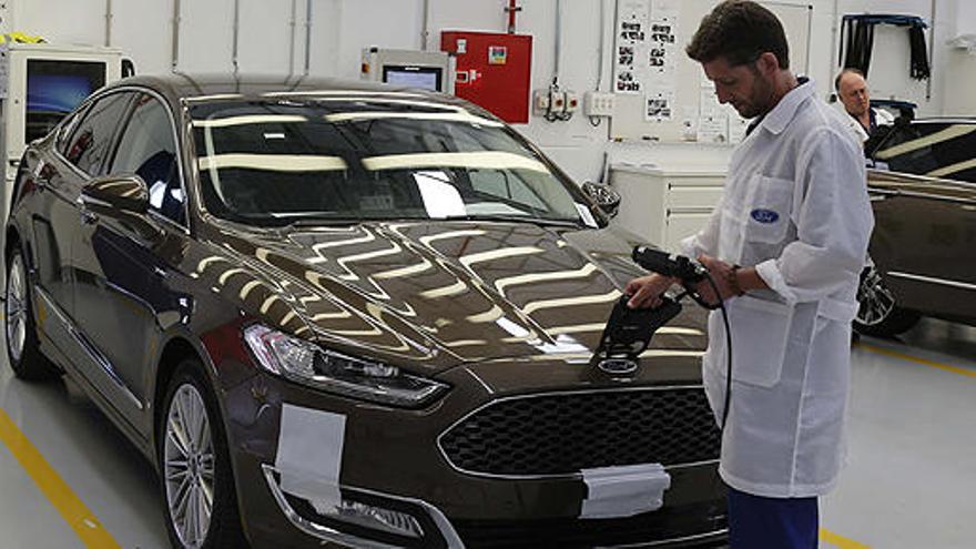 Un empleado en la planta de Ford de Almussafes (Valencia).