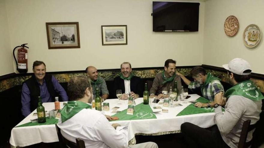 Por la izquierda, Maceda, Emilio, Cundi, Gelu Rodríguez, Claudio, Javier Hernanz y Miguel Nosti, durante la tertulia.