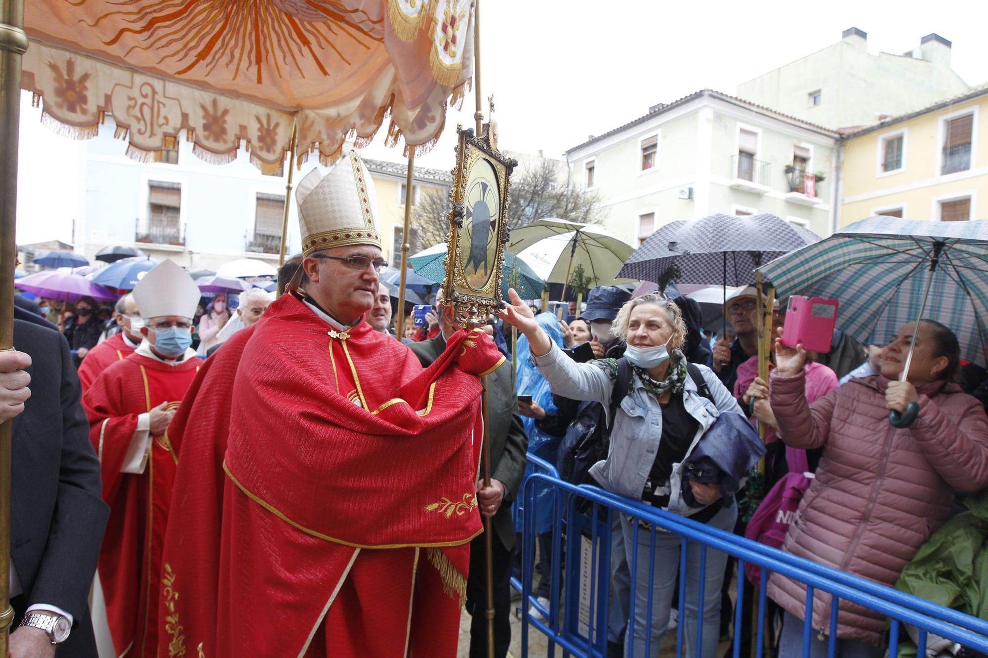 Miles de alicantinos acompañan a la Santa Faz en su peregrinación pese a la lluvia