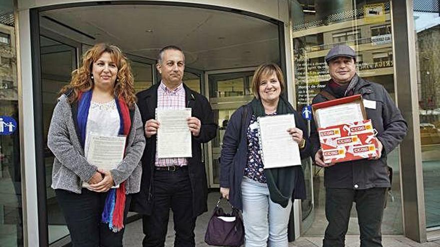 CCOO Lliuren 11.000 signatures a favor del nou hospital Trueta a Girona