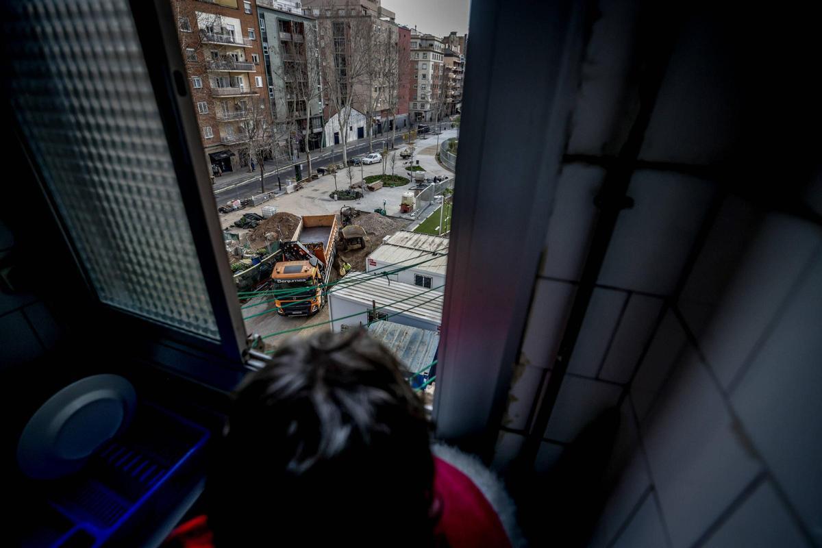 Las obras del parque de la Colònia Castells, vistas desde una ventana del edificio pendiente de derribo en la calle Entença, en Barcelona.