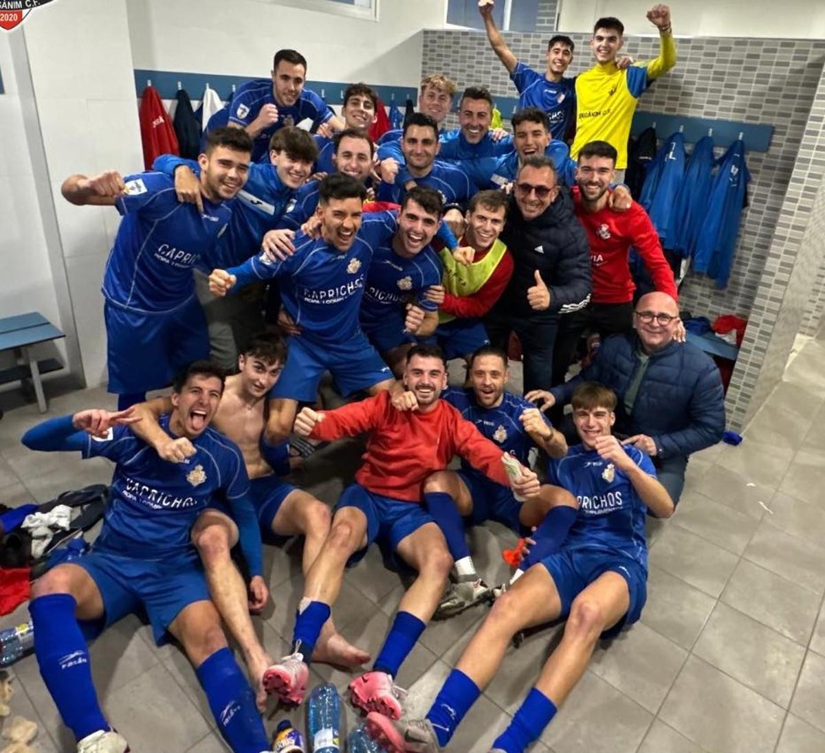 El Benigànim CF celebra la victoria ante l'Olleria en el derbi comarcal.