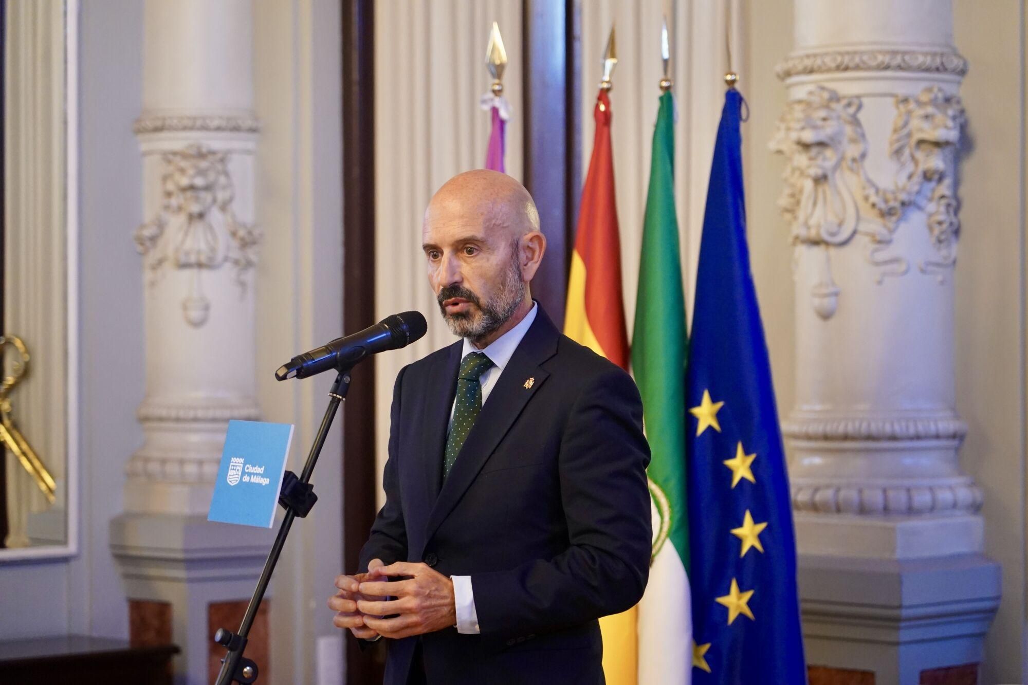  La emoción y la memoria, los momentos asociados al dolor, irrumpieron de regreso al alma de los presentes en el homenaje institucional a Martín Carpena celebrado en el Salón de los Espejos del Ayuntamiento de Málaga. En el mismo lugar en el que hace un cuarto de siglo estuvo situada la capilla ardiente en la que lo lloró su ciudad. 