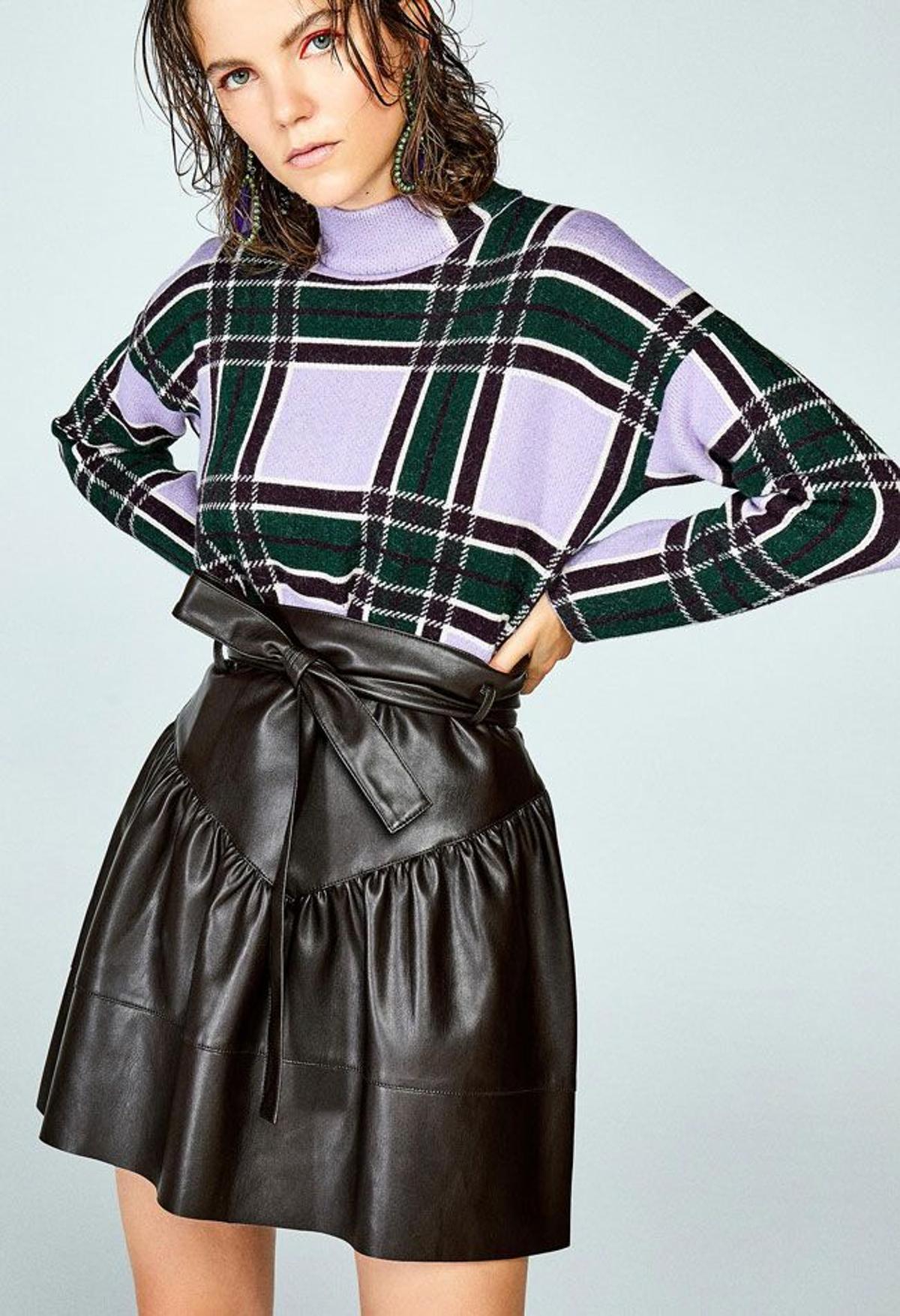 Minifalda de cuero con vuelo y lazo en la cintura, de Sfera