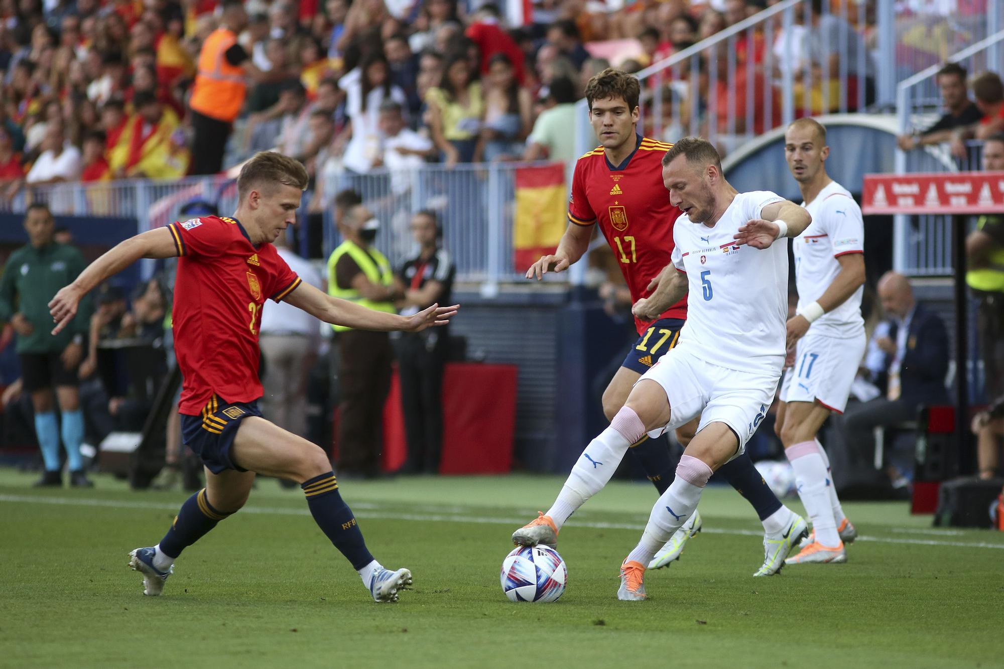 España manda al descanso (1-0) con un gol de Carlos Soler