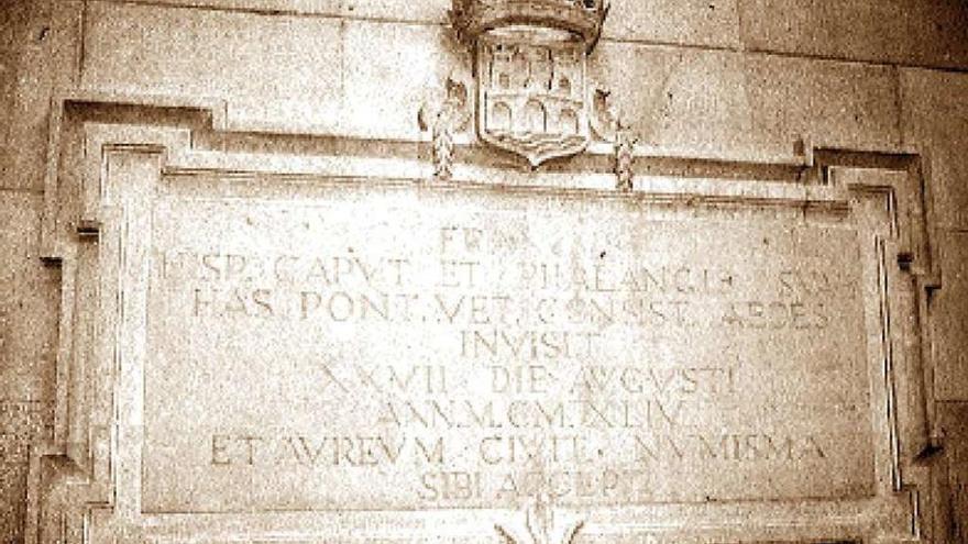 En el año 2000 se retiró del Concello una placa de piedra que plasmaba el homenaje a Franco. // R. Vázquez