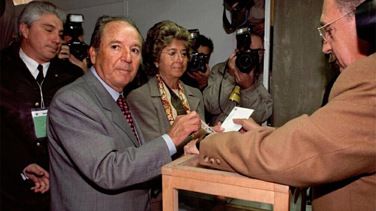 Josep Lluís Núñez en la moción de censura que superó en 1998