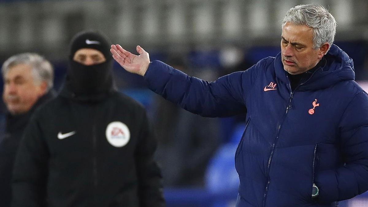 Mourinho se desespera durante un lance del partido