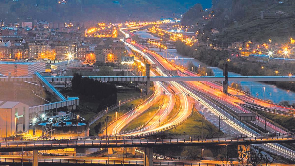 Vista nocturna de la entrada a Mieres desde la Autovía Minera