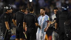 Messi protesta ante los colegiados en el partido ante Chile.