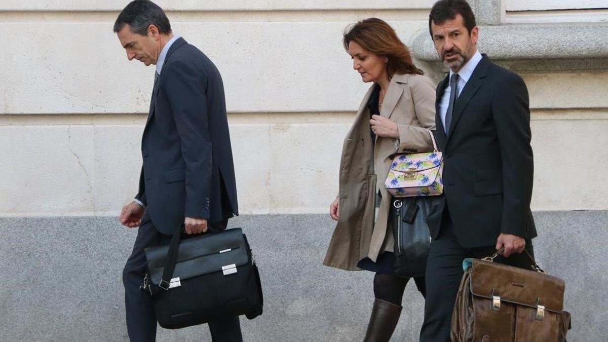 Ferran López y Joan Carles Molinero, acompañados de su letrada, a su entrada al Supremo