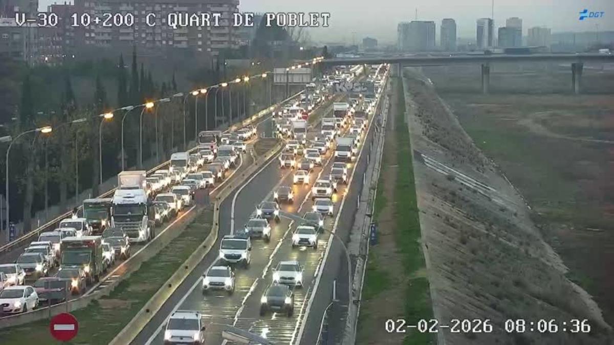 Congestión en la V-30 a la altura de Quart de Poblet