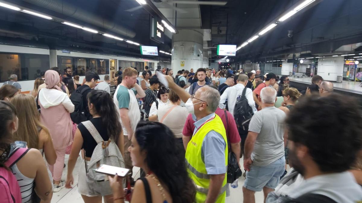 «Estem preocupats per si ens quedem tirats»: retards a Barcelona per la vaga a Rodalies «Estem preocupats per si ens quedem tirats»: retards a Barcelona per la vaga a Rodalies