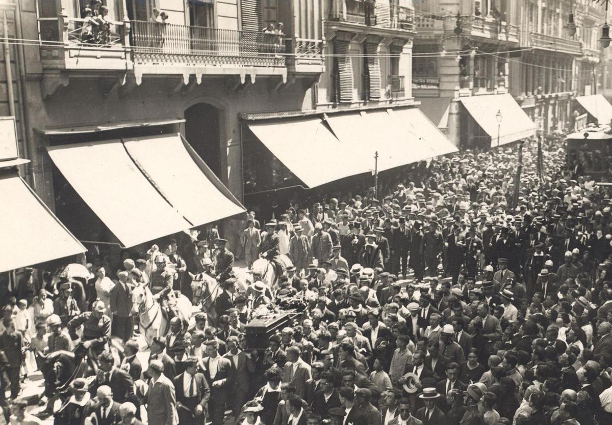 Paso del cortejo fúnebre de Sorolla por las calles de Valencia. 13 de agosto de 1923.