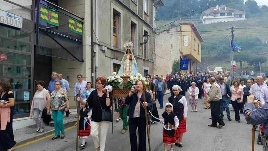 Nuestra Señora del Avellano, de procesión, ayer, en Pola de Allande.