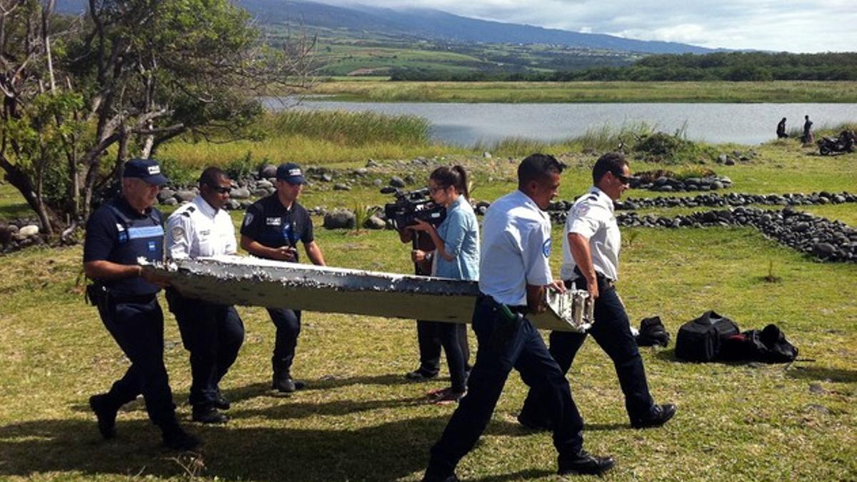 La Policía de las Islas Reunión traslada una de las piezas encontradas.