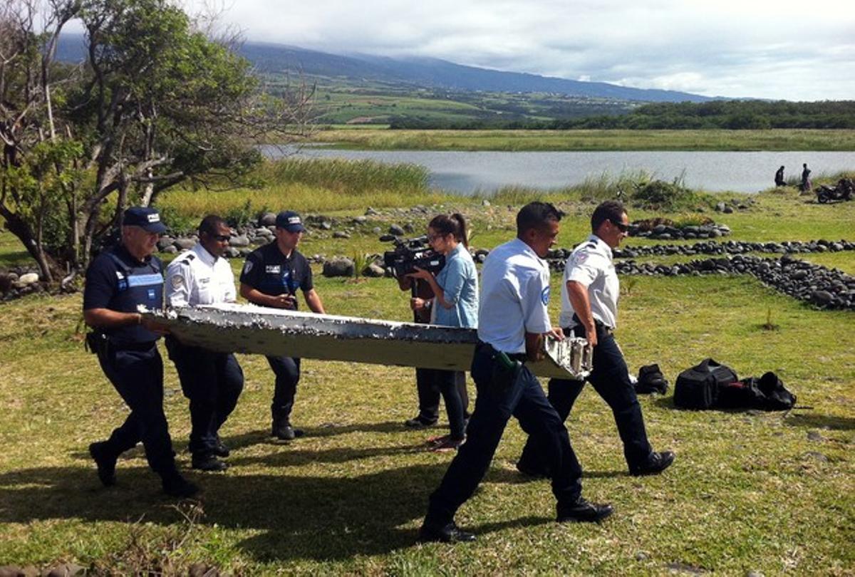 La Policia de les illes Reunió trasllada una de les peces trobades.