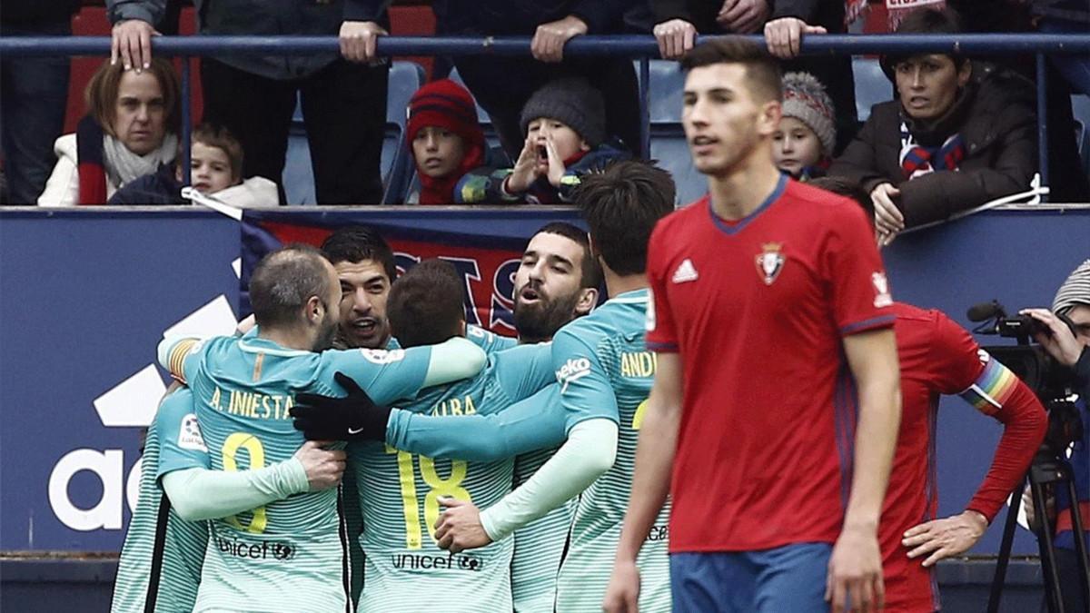 El Barcelona celebra el gol de Suárez contra el Osasuna, en el partido de la primera vuelta