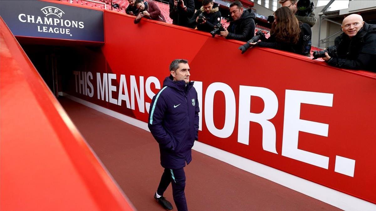 Valverde entra en Anfield para dirigir el último entrenamiento del Barça.