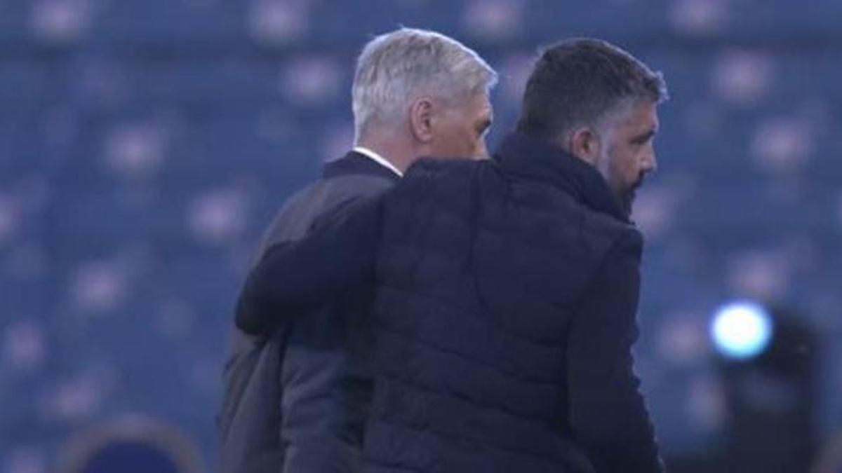 Ancelotti y Gattuso se saludan durante la previa de la Supercopa de España